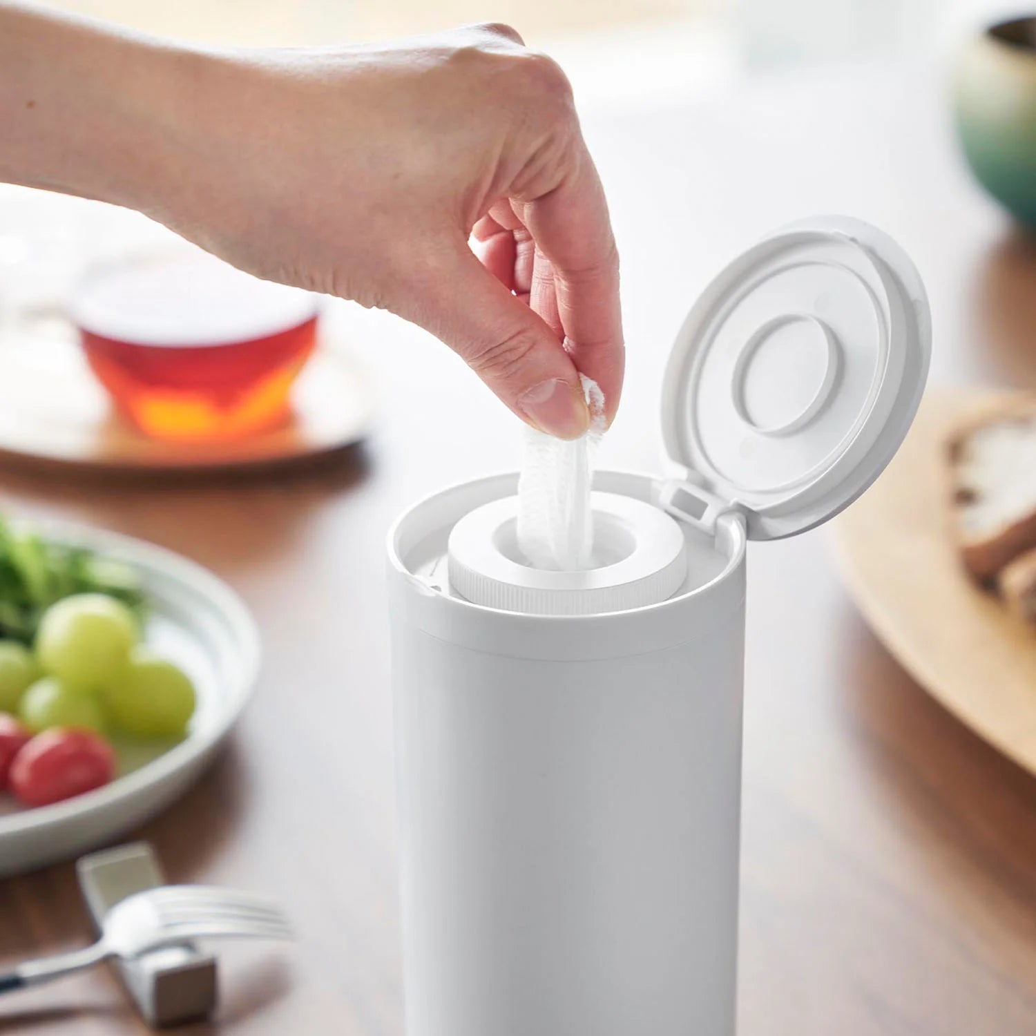 Bottle-type wet wipe case tower