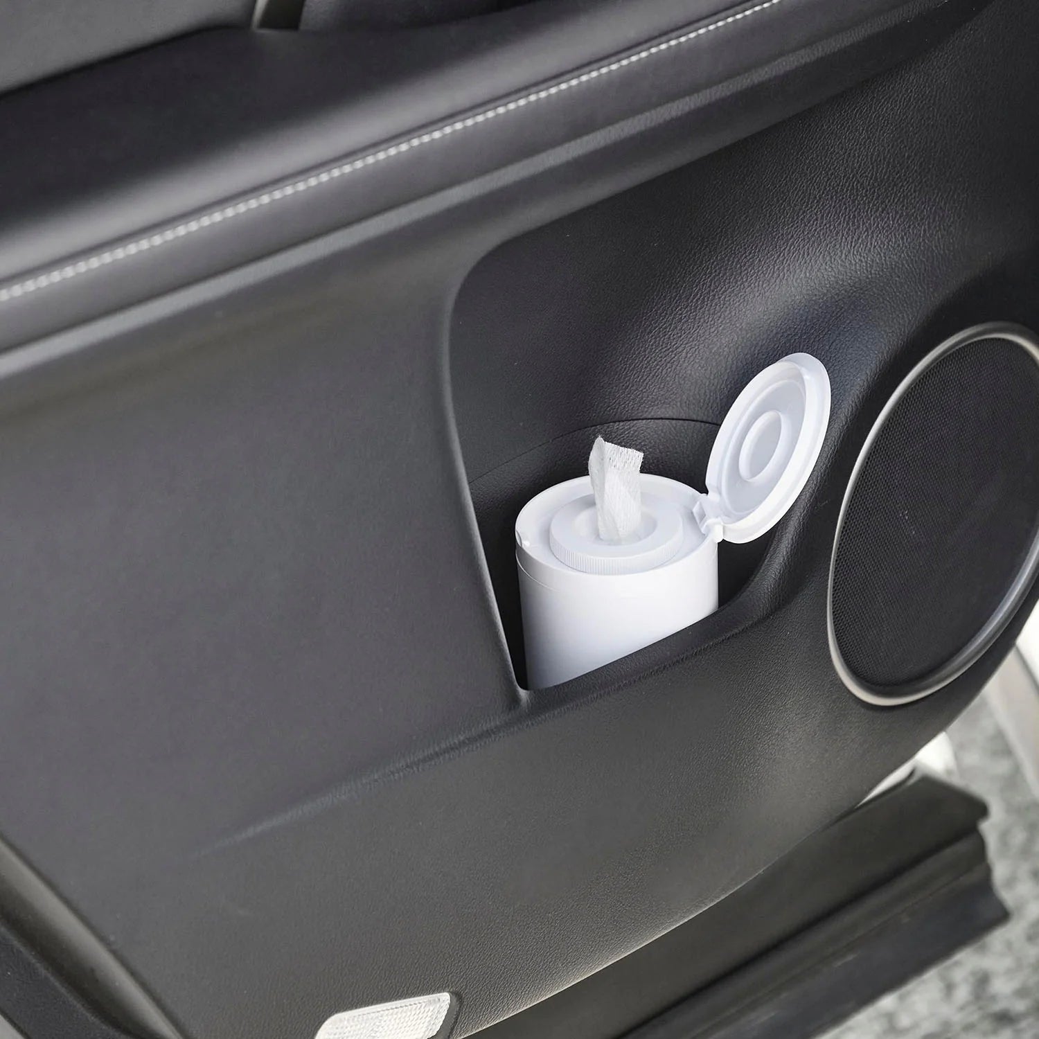Bottle-type wet wipe case tower