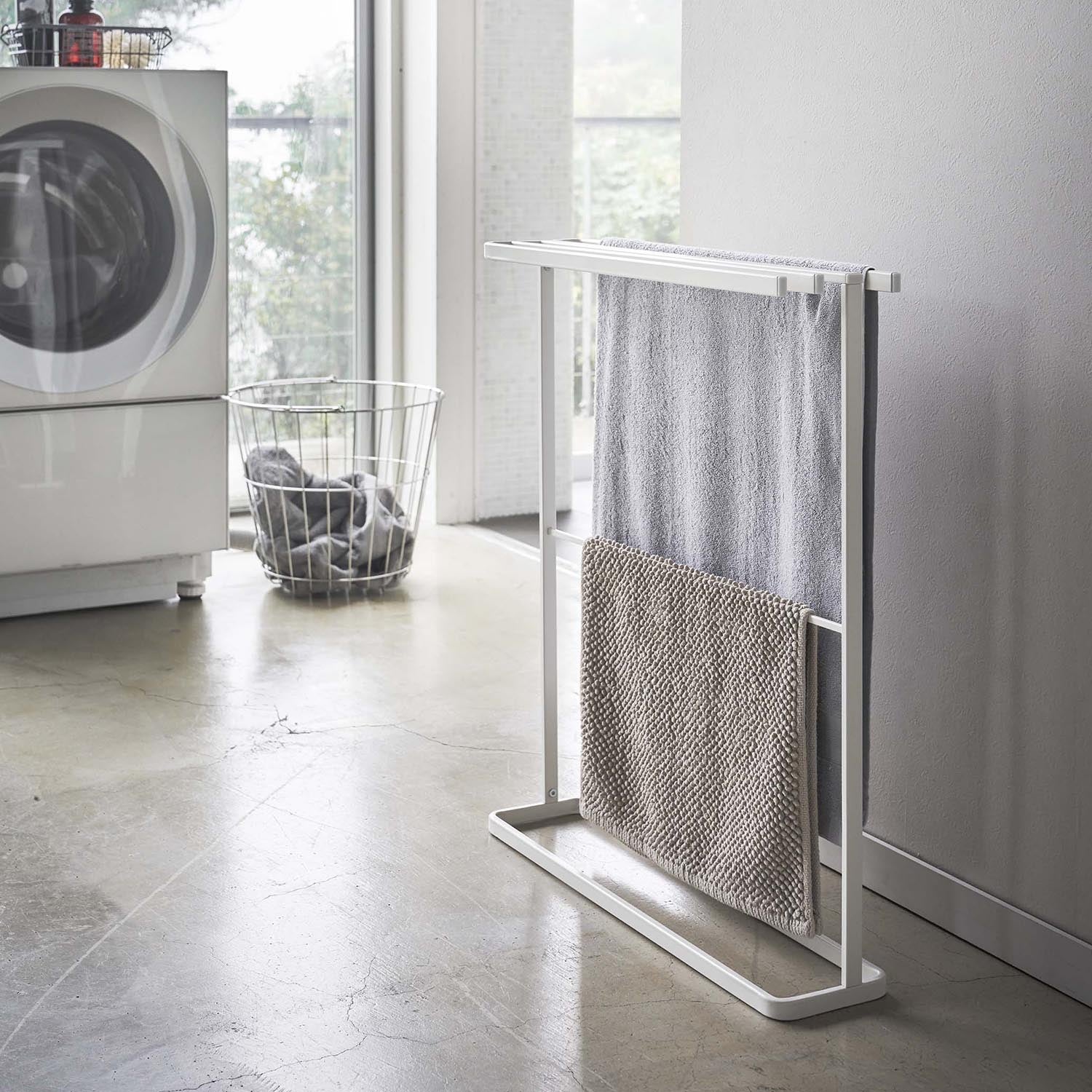 Side-hanging bath towel hanger slim tower
