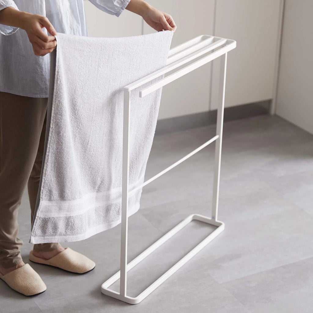 Side-hanging bath towel hanger slim tower