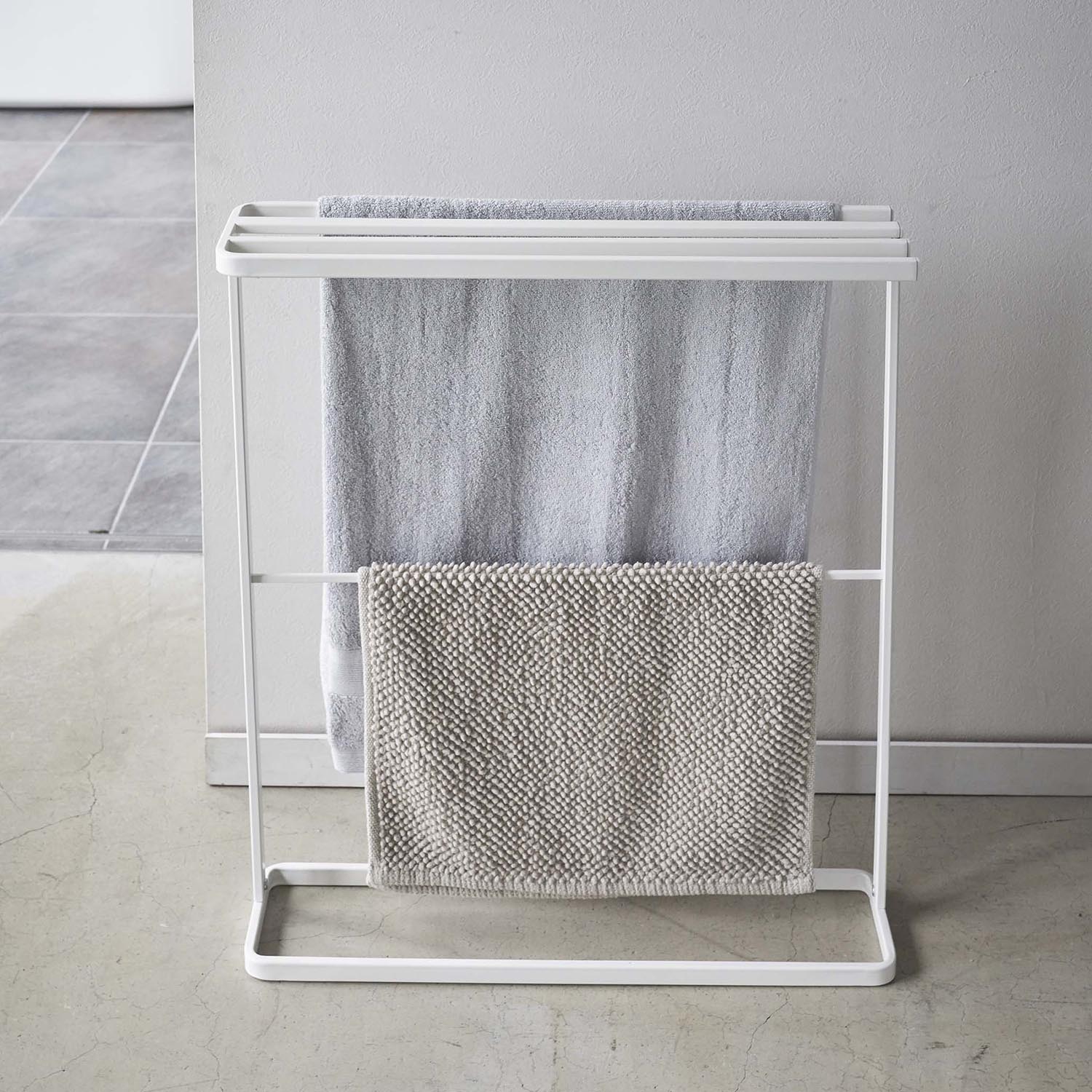 Side-hanging bath towel hanger slim tower