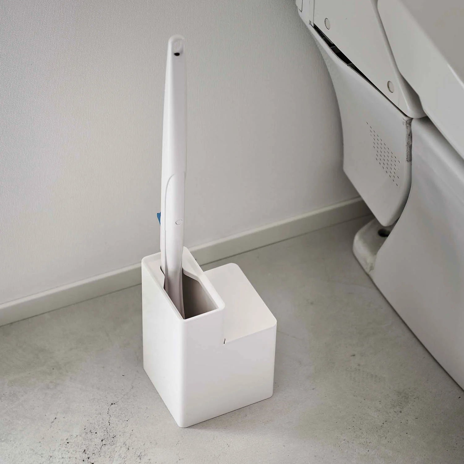 Stand tower dedicated to disposable toilet cleaners