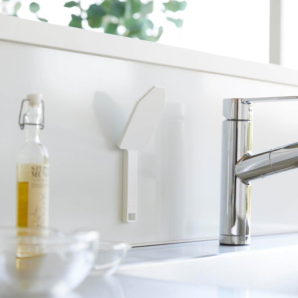 Magnet handle type silicone brush tower